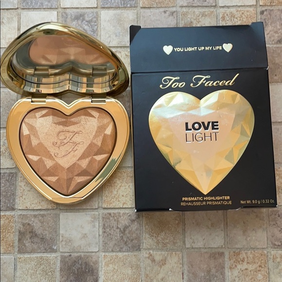 NIB Too Faced Love Light Prismatic Highlighter